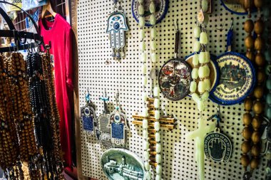 Kudüs, İsrail, 13 Aralık 2025 Kudüs 'ün Hristiyan Mahallesi' ndeki dar sokaklar ve atmosferik ışık oyunları yerel satıcılar tarafından sergilenen çeşitli ürünlere bir göz atma olanağı sağlıyor..