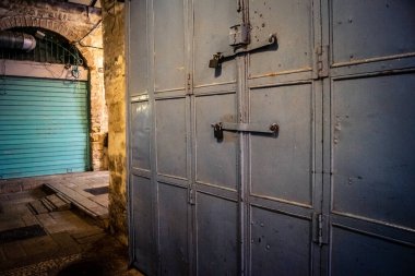 Kudüs, İsrail, 13 Aralık 2025 Kudüs 'ün Hristiyan Mahallesi' ndeki dar sokaklar ve atmosferik ışık oyunları yerel satıcılar tarafından sergilenen çeşitli ürünlere bir göz atma olanağı sağlıyor..