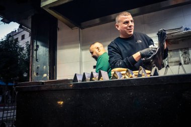 Hebron, Batı Şeria, 16 Aralık 2025. Falafel dükkanındaki Filistinli tüccarın portresi. El Halil 'in kalbinde, yerel gerginliklere rağmen günlük yaşam ve geleneksel konukseverlik devam ediyor..