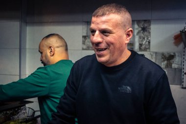 Hebron, Batı Şeria, 16 Aralık 2025. Falafel dükkanındaki Filistinli tüccarın portresi. El Halil 'in kalbinde, yerel gerginliklere rağmen günlük yaşam ve geleneksel konukseverlik devam ediyor..