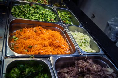 Hebron, Batı Şeria, 16 Aralık 2025. Falafel dükkanındaki Filistinli tüccarın portresi. El Halil 'in kalbinde, yerel gerginliklere rağmen günlük yaşam ve geleneksel konukseverlik devam ediyor..