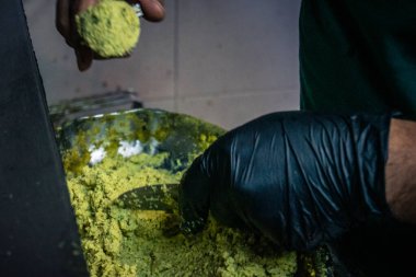 Hebron, Batı Şeria, 16 Aralık 2025. Falafel dükkanındaki Filistinli tüccarın portresi. El Halil 'in kalbinde, yerel gerginliklere rağmen günlük yaşam ve geleneksel konukseverlik devam ediyor..