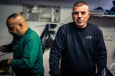 Hebron, Batı Şeria, 16 Aralık 2025. Falafel dükkanındaki Filistinli tüccarın portresi. El Halil 'in kalbinde, yerel gerginliklere rağmen günlük yaşam ve geleneksel konukseverlik devam ediyor..