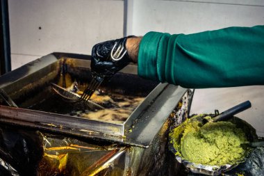 Hebron, Batı Şeria, 16 Aralık 2025. Falafel dükkanındaki Filistinli tüccarın portresi. El Halil 'in kalbinde, yerel gerginliklere rağmen günlük yaşam ve geleneksel konukseverlik devam ediyor..