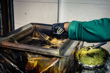 Hebron, Batı Şeria, 16 Aralık 2025. Falafel dükkanındaki Filistinli tüccarın portresi. El Halil 'in kalbinde, yerel gerginliklere rağmen günlük yaşam ve geleneksel konukseverlik devam ediyor..