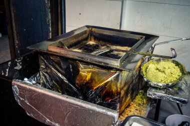 Hebron, Batı Şeria, 16 Aralık 2025. Falafel dükkanındaki Filistinli tüccarın portresi. El Halil 'in kalbinde, yerel gerginliklere rağmen günlük yaşam ve geleneksel konukseverlik devam ediyor..