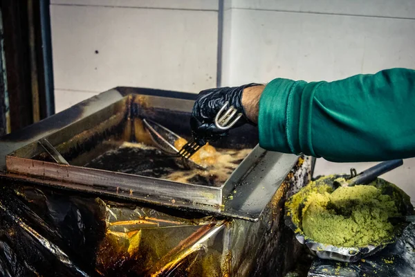 Hebron, Batı Şeria, 16 Aralık 2025. Falafel dükkanındaki Filistinli tüccarın portresi. El Halil 'in kalbinde, yerel gerginliklere rağmen günlük yaşam ve geleneksel konukseverlik devam ediyor..