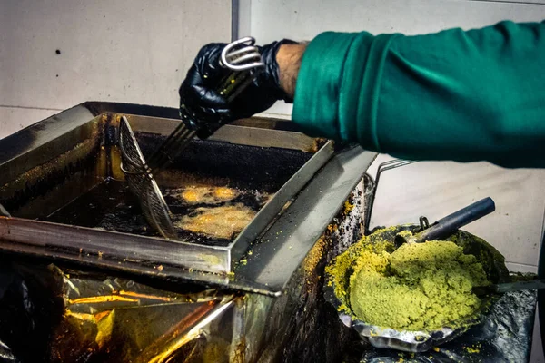 Hebron, Batı Şeria, 16 Aralık 2025. Falafel dükkanındaki Filistinli tüccarın portresi. El Halil 'in kalbinde, yerel gerginliklere rağmen günlük yaşam ve geleneksel konukseverlik devam ediyor..