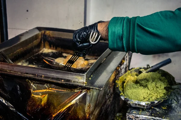 Hebron, Batı Şeria, 16 Aralık 2025. Falafel dükkanındaki Filistinli tüccarın portresi. El Halil 'in kalbinde, yerel gerginliklere rağmen günlük yaşam ve geleneksel konukseverlik devam ediyor..