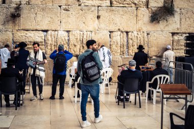 Kudüs, İsrail, 14 Aralık 2025 'te Kudüs' teki Hanuka kutlamalarının ilk gününde Batı Duvarı 'nın (Kotel) erkekler bölümünde namaz kılan Yahudi erkekler görülüyor..