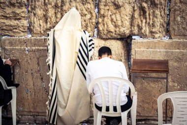 Kudüs, İsrail, 14 Aralık 2025 'te Kudüs' teki Hanuka kutlamalarının ilk gününde Batı Duvarı 'nın (Kotel) erkekler bölümünde namaz kılan Yahudi erkekler görülüyor..