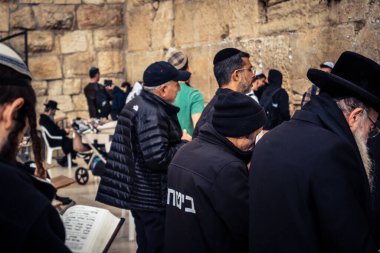 Kudüs, İsrail, 14 Aralık 2025 'te Kudüs' teki Hanuka kutlamalarının ilk gününde Batı Duvarı 'nın (Kotel) erkekler bölümünde namaz kılan Yahudi erkekler görülüyor..