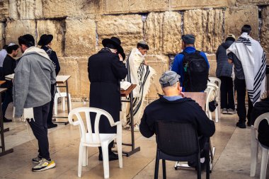 Kudüs, İsrail, 14 Aralık 2025 'te Kudüs' teki Hanuka kutlamalarının ilk gününde Batı Duvarı 'nın (Kotel) erkekler bölümünde namaz kılan Yahudi erkekler görülüyor..