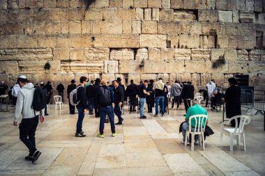 Kudüs, İsrail, 14 Aralık 2025 'te Kudüs' teki Hanuka kutlamalarının ilk gününde Batı Duvarı 'nın (Kotel) erkekler bölümünde namaz kılan Yahudi erkekler görülüyor..