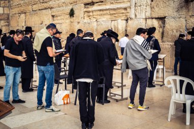 Kudüs, İsrail, 14 Aralık 2025 'te Kudüs' teki Hanuka kutlamalarının ilk gününde Batı Duvarı 'nın (Kotel) erkekler bölümünde namaz kılan Yahudi erkekler görülüyor..