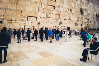 Kudüs, İsrail, 14 Aralık 2025 'te Kudüs' teki Hanuka kutlamalarının ilk gününde Batı Duvarı 'nın (Kotel) erkekler bölümünde namaz kılan Yahudi erkekler görülüyor..