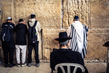 Kudüs, İsrail, 14 Aralık 2025 'te Kudüs' teki Hanuka kutlamalarının ilk gününde Batı Duvarı 'nın (Kotel) erkekler bölümünde namaz kılan Yahudi erkekler görülüyor..