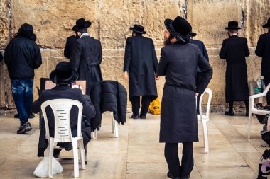 Kudüs, İsrail, 14 Aralık 2025 'te Kudüs' teki Hanuka kutlamalarının ilk gününde Batı Duvarı 'nın (Kotel) erkekler bölümünde namaz kılan Yahudi erkekler görülüyor..