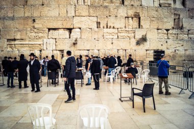 Kudüs, İsrail, 14 Aralık 2025 'te Kudüs' teki Hanuka kutlamalarının ilk gününde Batı Duvarı 'nın (Kotel) erkekler bölümünde namaz kılan Yahudi erkekler görülüyor..