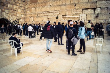 Kudüs, İsrail, 14 Aralık 2025 'te Kudüs' teki Hanuka kutlamalarının ilk gününde Batı Duvarı 'nın (Kotel) erkekler bölümünde namaz kılan Yahudi erkekler görülüyor..