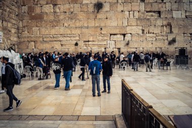 Kudüs, İsrail, 14 Aralık 2025 'te Kudüs' teki Hanuka kutlamalarının ilk gününde Batı Duvarı 'nın (Kotel) erkekler bölümünde namaz kılan Yahudi erkekler görülüyor..