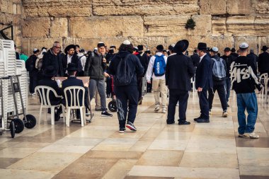 Kudüs, İsrail, 14 Aralık 2025 'te Kudüs' teki Hanuka kutlamalarının ilk gününde Batı Duvarı 'nın (Kotel) erkekler bölümünde namaz kılan Yahudi erkekler görülüyor..