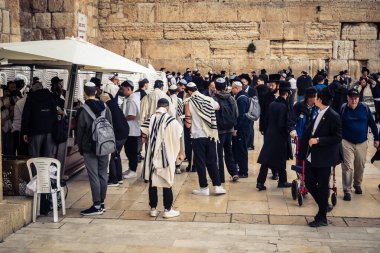 Kudüs, İsrail, 14 Aralık 2025 'te Kudüs' teki Hanuka kutlamalarının ilk gününde Batı Duvarı 'nın (Kotel) erkekler bölümünde namaz kılan Yahudi erkekler görülüyor..