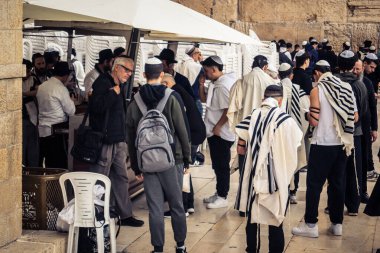 Kudüs, İsrail, 14 Aralık 2025 'te Kudüs' teki Hanuka kutlamalarının ilk gününde Batı Duvarı 'nın (Kotel) erkekler bölümünde namaz kılan Yahudi erkekler görülüyor..