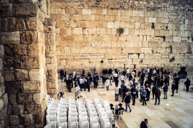 Kudüs, İsrail, 14 Aralık 2025 'te Kudüs' teki Hanuka kutlamalarının ilk gününde Batı Duvarı 'nın (Kotel) erkekler bölümünde namaz kılan Yahudi erkekler görülüyor..