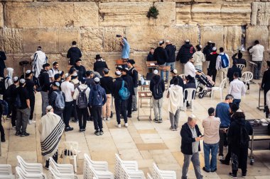 Kudüs, İsrail, 14 Aralık 2025 'te Kudüs' teki Hanuka kutlamalarının ilk gününde Batı Duvarı 'nın (Kotel) erkekler bölümünde namaz kılan Yahudi erkekler görülüyor..