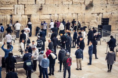 Kudüs, İsrail, 14 Aralık 2025 'te Kudüs' teki Hanuka kutlamalarının ilk gününde Batı Duvarı 'nın (Kotel) erkekler bölümünde namaz kılan Yahudi erkekler görülüyor..