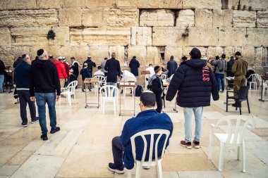 Kudüs, İsrail, 14 Aralık 2025 'te Kudüs' teki Hanuka kutlamalarının ilk gününde Batı Duvarı 'nın (Kotel) erkekler bölümünde namaz kılan Yahudi erkekler görülüyor..