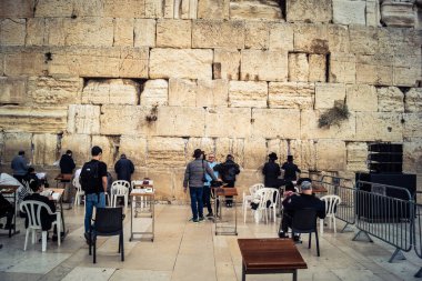 Kudüs, İsrail, 14 Aralık 2025 'te Kudüs' teki Hanuka kutlamalarının ilk gününde Batı Duvarı 'nın (Kotel) erkekler bölümünde namaz kılan Yahudi erkekler görülüyor..