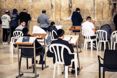 Kudüs, İsrail, 14 Aralık 2025 'te Kudüs' teki Hanuka kutlamalarının ilk gününde Batı Duvarı 'nın (Kotel) erkekler bölümünde namaz kılan Yahudi erkekler görülüyor..