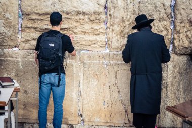 Kudüs, İsrail, 14 Aralık 2025 'te Kudüs' teki Hanuka kutlamalarının ilk gününde Batı Duvarı 'nın (Kotel) erkekler bölümünde namaz kılan Yahudi erkekler görülüyor..