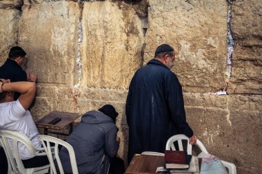 Kudüs, İsrail, 14 Aralık 2025 'te Kudüs' teki Hanuka kutlamalarının ilk gününde Batı Duvarı 'nın (Kotel) erkekler bölümünde namaz kılan Yahudi erkekler görülüyor..