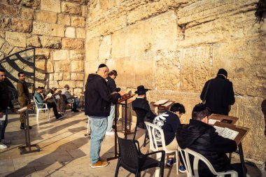 Kudüs, İsrail, 14 Aralık 2025 'te Kudüs' teki Hanuka kutlamalarının ilk gününde Batı Duvarı 'nın (Kotel) erkekler bölümünde namaz kılan Yahudi erkekler görülüyor..