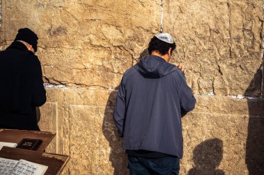 Kudüs, İsrail, 14 Aralık 2025 'te Kudüs' teki Hanuka kutlamalarının ilk gününde Batı Duvarı 'nın (Kotel) erkekler bölümünde namaz kılan Yahudi erkekler görülüyor..