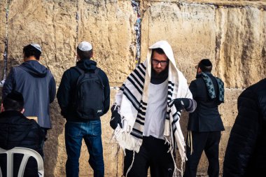 Kudüs, İsrail, 14 Aralık 2025 'te Kudüs' teki Hanuka kutlamalarının ilk gününde Batı Duvarı 'nın (Kotel) erkekler bölümünde namaz kılan Yahudi erkekler görülüyor..