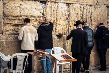Kudüs, İsrail, 14 Aralık 2025 'te Kudüs' teki Hanuka kutlamalarının ilk gününde Batı Duvarı 'nın (Kotel) erkekler bölümünde namaz kılan Yahudi erkekler görülüyor..