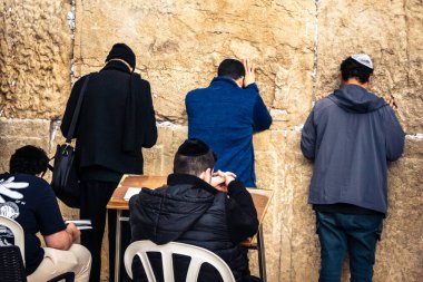 Kudüs, İsrail, 14 Aralık 2025 'te Kudüs' teki Hanuka kutlamalarının ilk gününde Batı Duvarı 'nın (Kotel) erkekler bölümünde namaz kılan Yahudi erkekler görülüyor..
