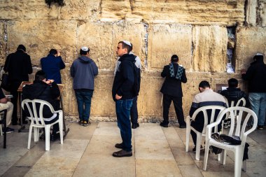 Kudüs, İsrail, 14 Aralık 2025 'te Kudüs' teki Hanuka kutlamalarının ilk gününde Batı Duvarı 'nın (Kotel) erkekler bölümünde namaz kılan Yahudi erkekler görülüyor..