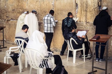 Kudüs, İsrail, 14 Aralık 2025 'te Kudüs' teki Hanuka kutlamalarının ilk gününde Batı Duvarı 'nın (Kotel) erkekler bölümünde namaz kılan Yahudi erkekler görülüyor..