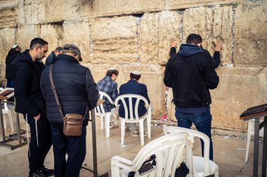 Kudüs, İsrail, 14 Aralık 2025 'te Kudüs' teki Hanuka kutlamalarının ilk gününde Batı Duvarı 'nın (Kotel) erkekler bölümünde namaz kılan Yahudi erkekler görülüyor..