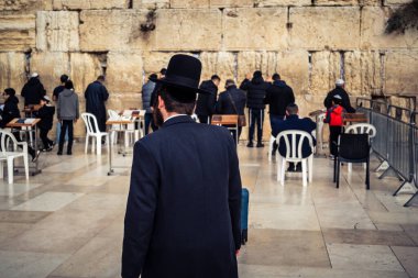 Kudüs, İsrail, 14 Aralık 2025 'te Kudüs' teki Hanuka kutlamalarının ilk gününde Batı Duvarı 'nın (Kotel) erkekler bölümünde namaz kılan Yahudi erkekler görülüyor..