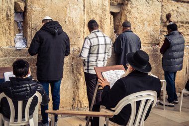 Kudüs, İsrail, 14 Aralık 2025 'te Kudüs' teki Hanuka kutlamalarının ilk gününde Batı Duvarı 'nın (Kotel) erkekler bölümünde namaz kılan Yahudi erkekler görülüyor..