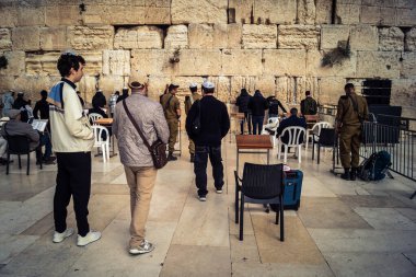 Kudüs, İsrail, 14 Aralık 2025 'te Kudüs' teki Hanuka kutlamalarının ilk gününde Batı Duvarı 'nın (Kotel) erkekler bölümünde namaz kılan Yahudi erkekler görülüyor..