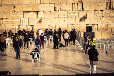 Kudüs, İsrail, 14 Aralık 2025 'te Kudüs' teki Hanuka kutlamalarının ilk gününde Batı Duvarı 'nın (Kotel) erkekler bölümünde namaz kılan Yahudi erkekler görülüyor..