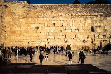 Kudüs, İsrail, 14 Aralık 2025 'te Kudüs' teki Hanuka kutlamalarının ilk gününde Batı Duvarı 'nın (Kotel) erkekler bölümünde namaz kılan Yahudi erkekler görülüyor..