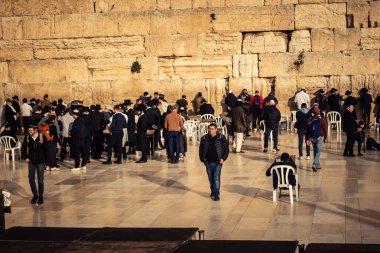 Kudüs, İsrail, 14 Aralık 2025 'te Kudüs' teki Hanuka kutlamalarının ilk gününde Batı Duvarı 'nın (Kotel) erkekler bölümünde namaz kılan Yahudi erkekler görülüyor..